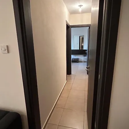 Modern 2br Near Finikoudes - דירה