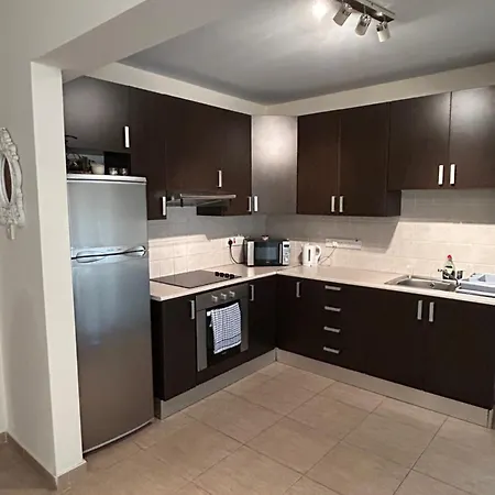 Modern 2br Near Finikoudes - דירה